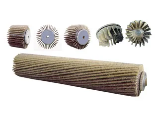 Varios cepillos y discos abrasivos para uso industrial